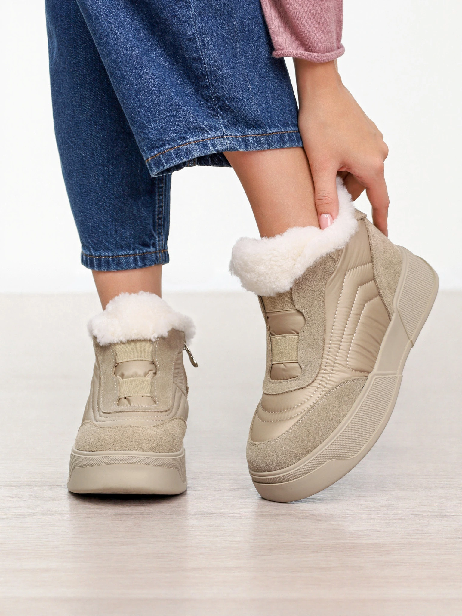 Дутики комбинированные бежевого цвета на средней платформе